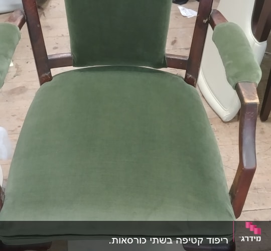 כיסא מרופד בבד ירוק עם מסגרת עץ כהה